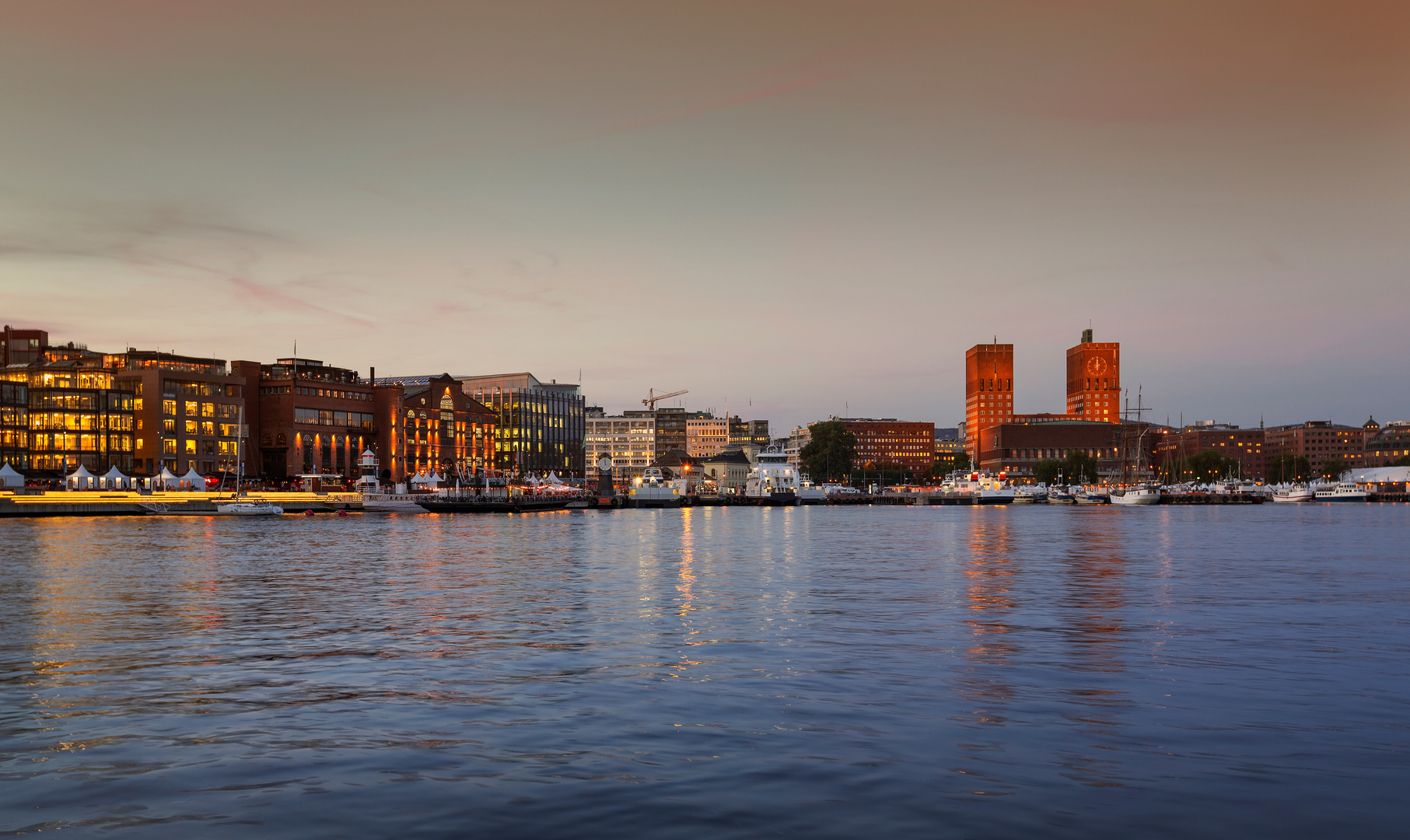 Oslo Skyline mit Rathaus bei Sonnenuntergang