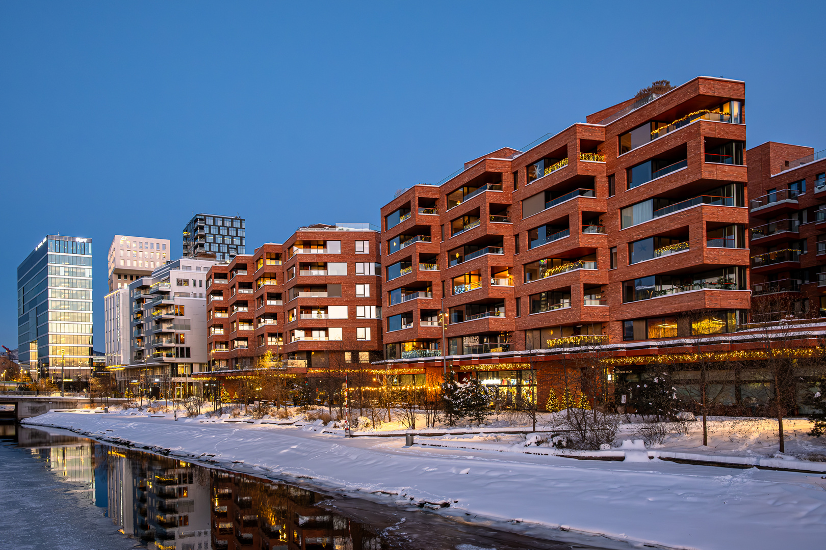 Oslos Architektur zur Blauen Stunde