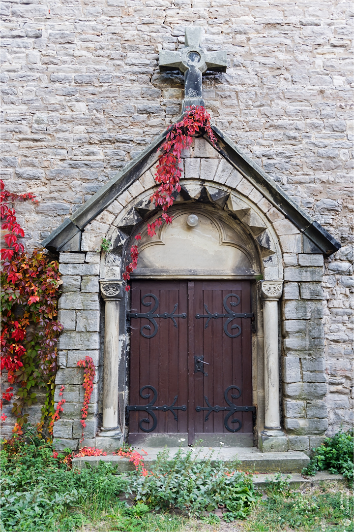 Osmarsleben, Kirchenportal