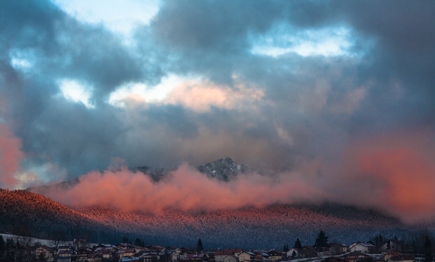 Osser bei Sonnenuntergang in Rot und Blau