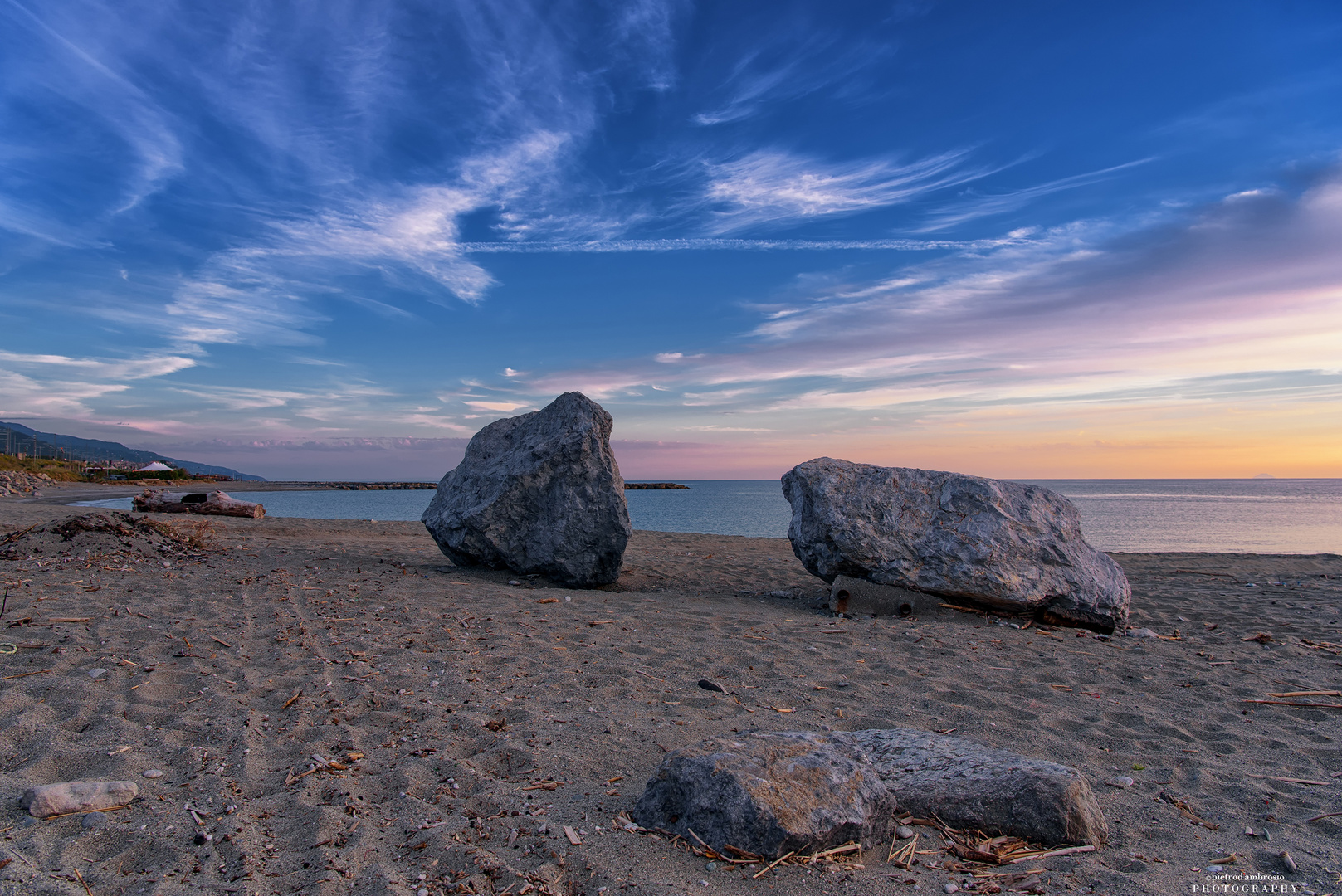 osservando il mare e il cielo su di esso.