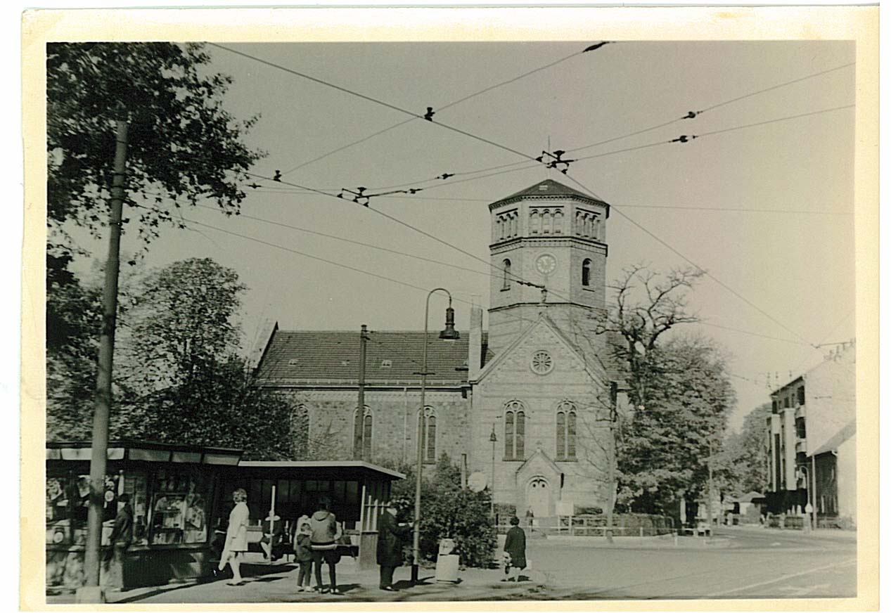 Ossietzkyplatz in Pankow Niederschönhausen 60er Blick auf Verkehrsinsel