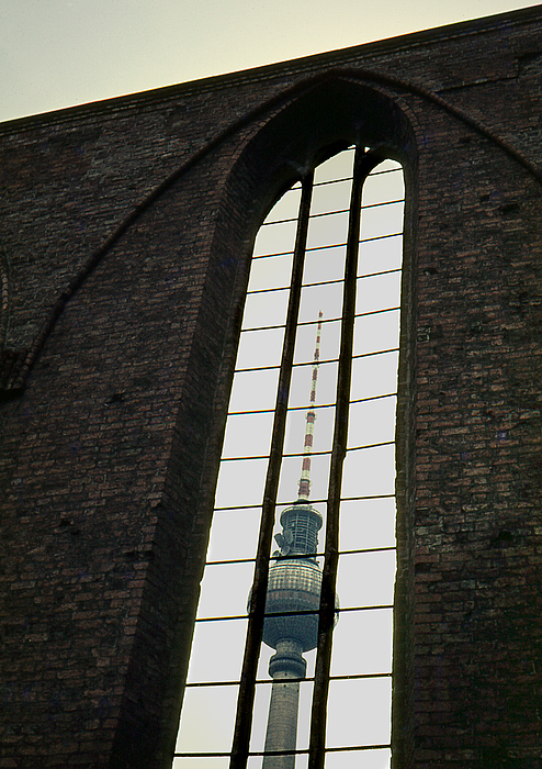 Ost-Berlin 1975  Kontraste: Kirchenruine und Fernsehturm