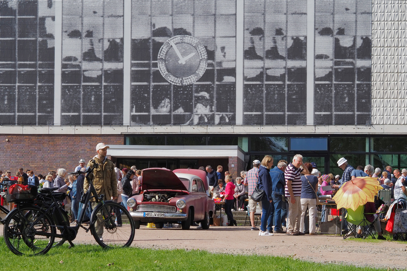 Ost-Flohmarkt vor der Kunsthalle Rostock (1)