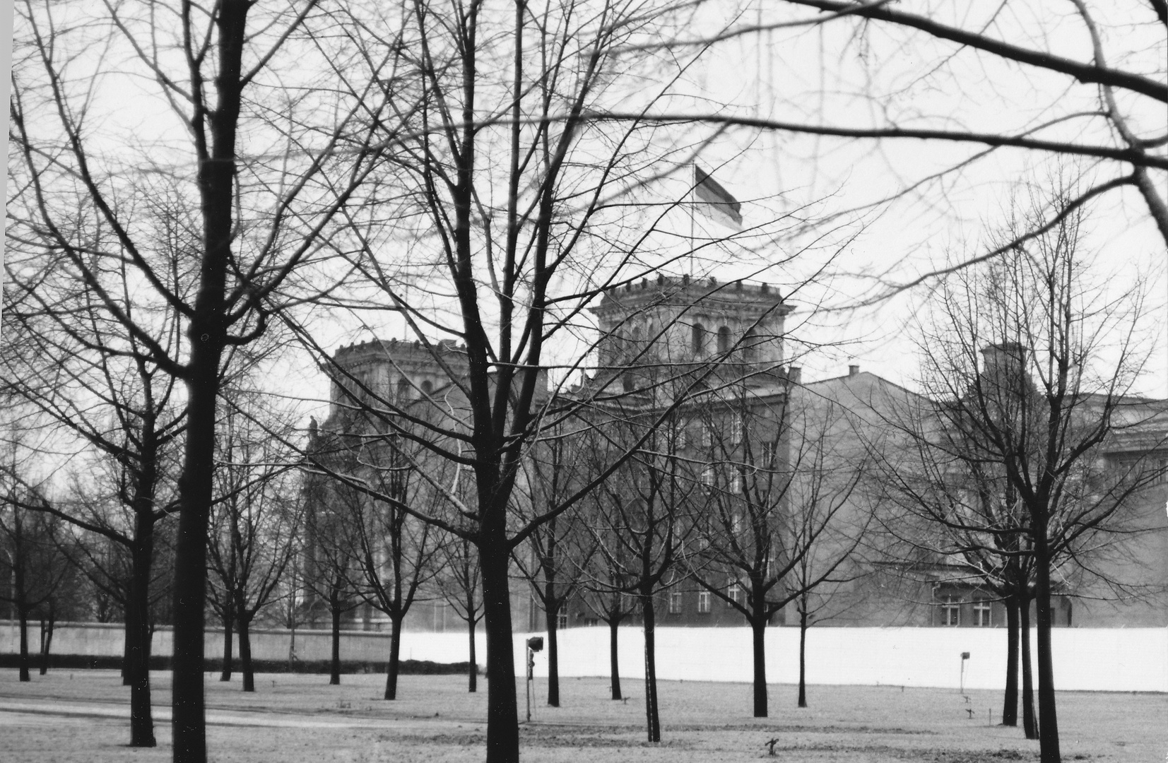 Ost und West 1980. Die Mauer und das Reichstagsgebäude.