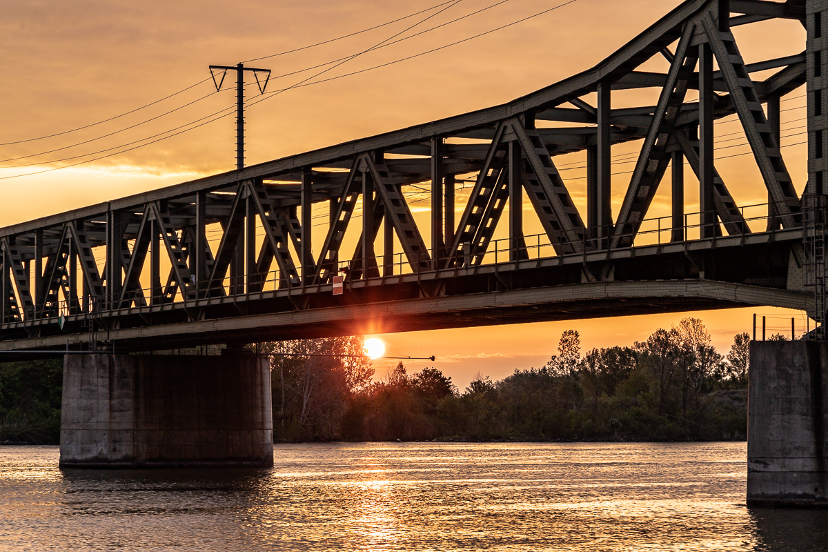 Ostbahnbrücke bei Sonnenaufgang