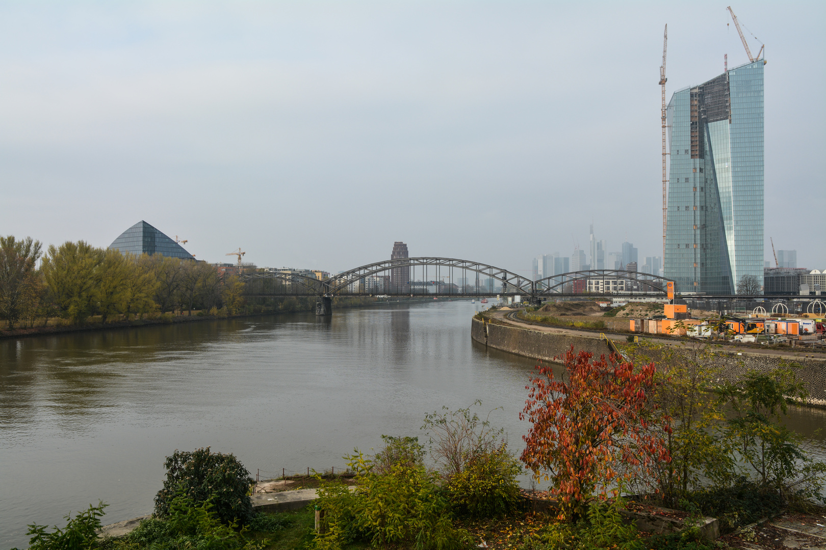 Ostend: Deutschherrnbrücke mit EZB von der neuen Mainbrücke aus