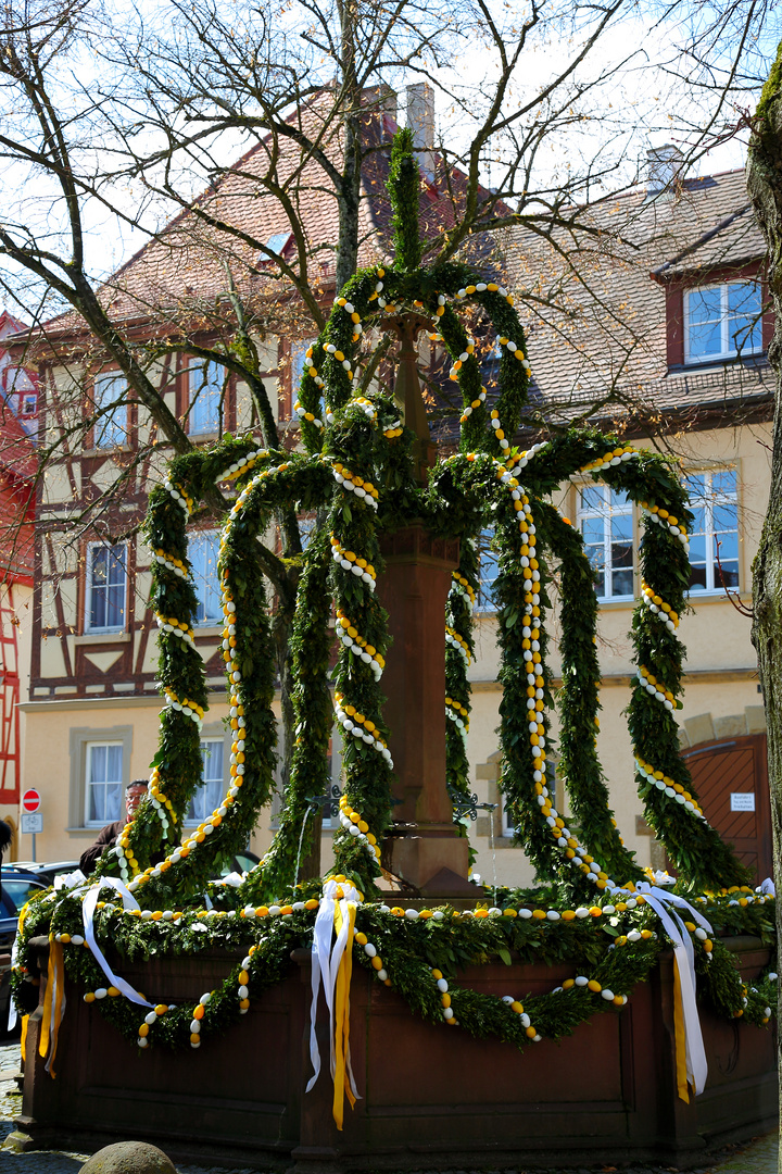 Osterbrunnen am Rathaus in Bad Wimpfen