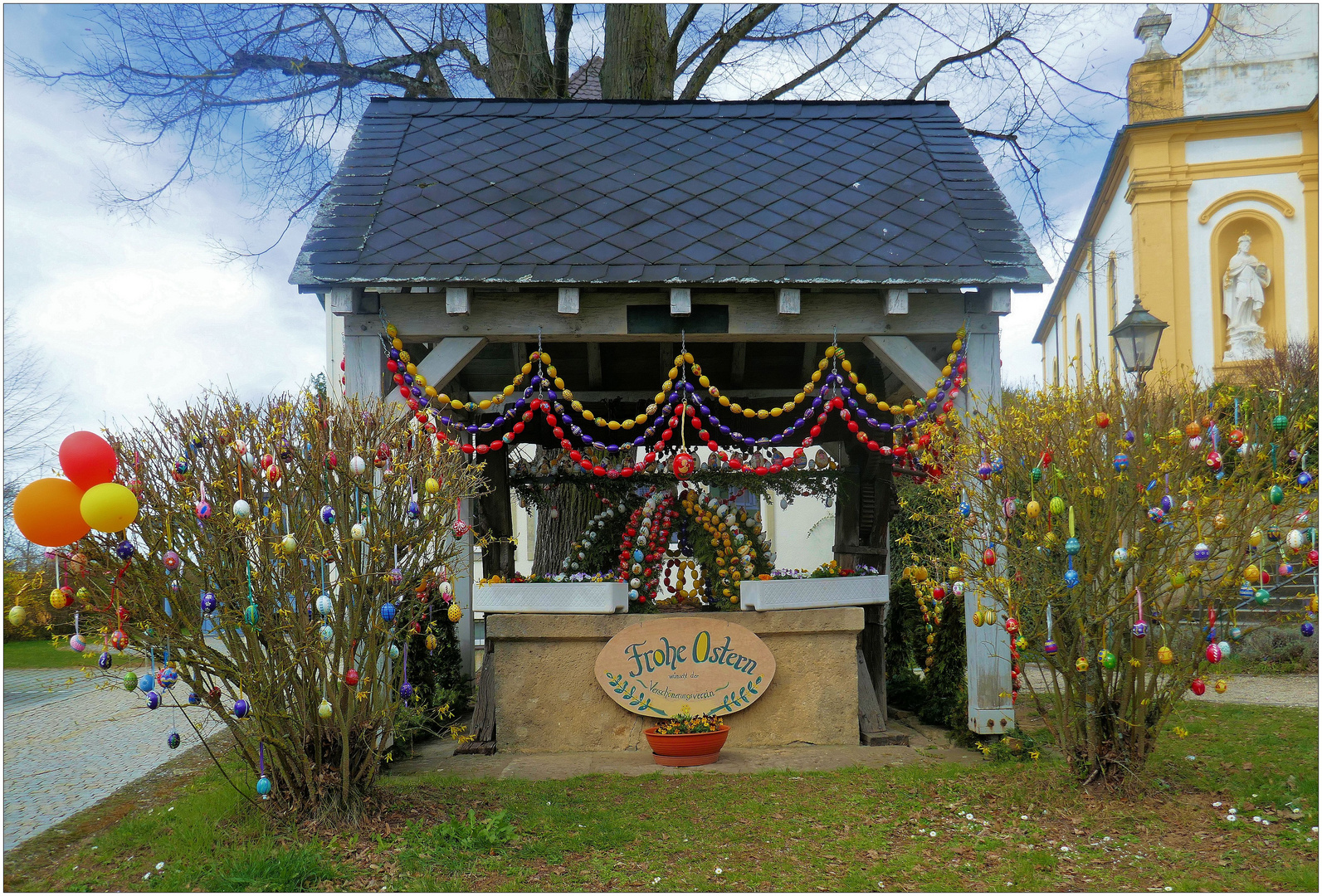 Osterbrunnen auf Weinpresse