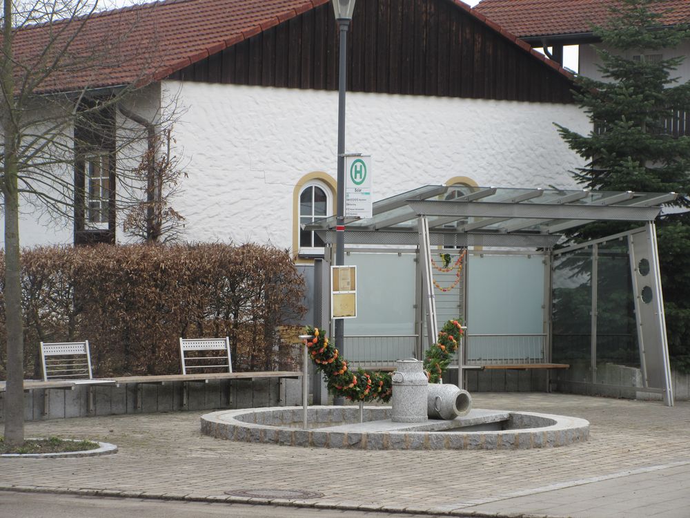 Osterbrunnen im Dorf Solar ohne Sonne