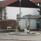 Osterbrunnen im Dorf Solar ohne Sonne