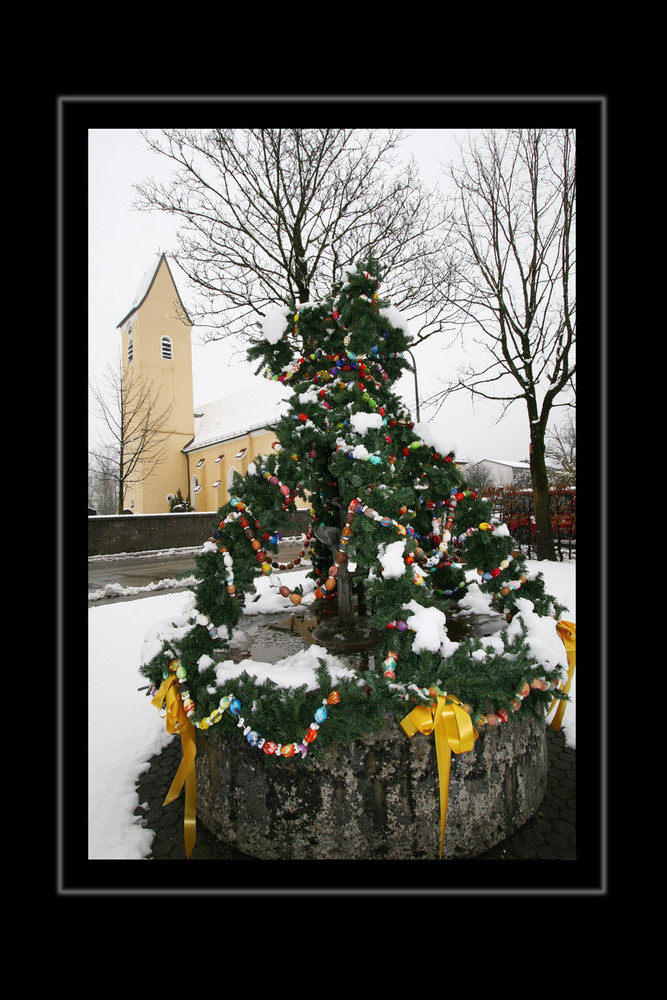 Osterbrunnen im Schnee