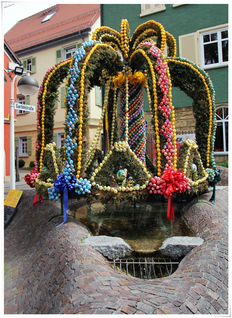 Osterbrunnen mit 14 000 Eiern