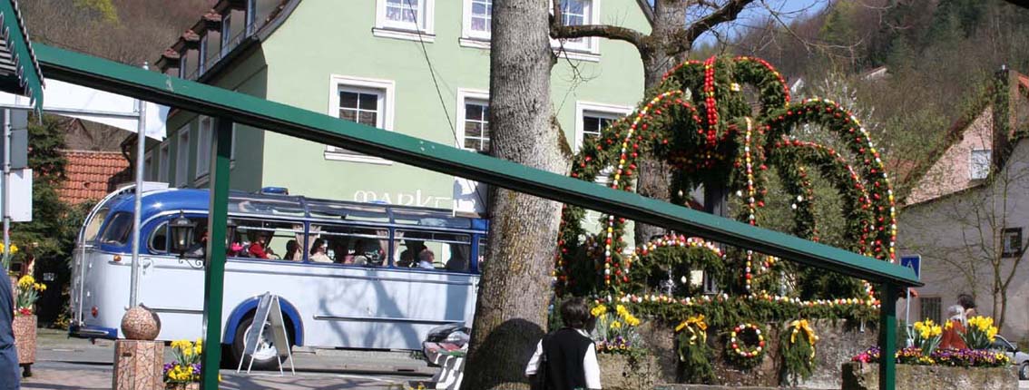 Osterbrunnen mit Oldtimerbus