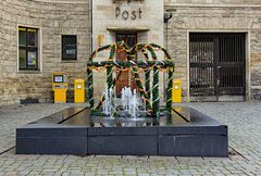 Osterbrunnen vor Post