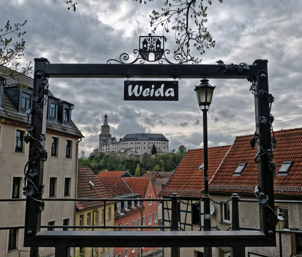 Osterburg Weida im Rahmen vor der Ruine der Widerlirche 