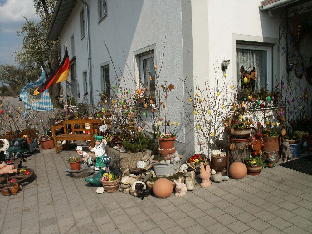 Osterdeko vor dem Haus des Ostergartens