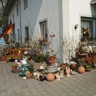 Osterdeko vor dem Haus des Ostergartens