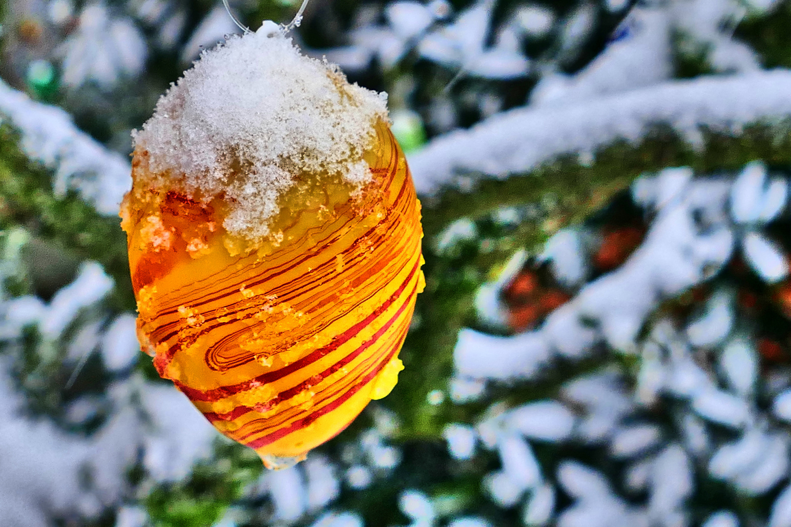 Osterei mit Schneemütze