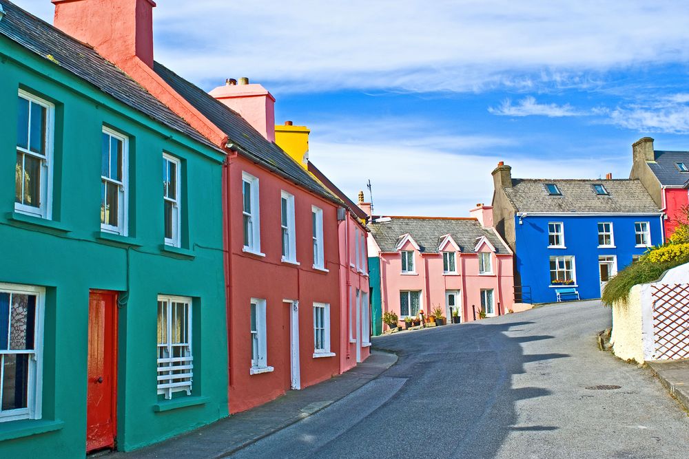 Ostereierbuntes Eyeries auf der Beara Peninsula