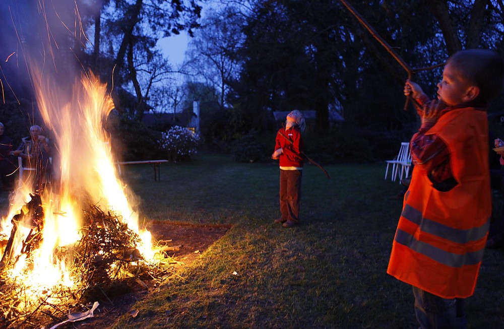 Osterfeuer 2: So hoch fliegen die Glühwürmchen