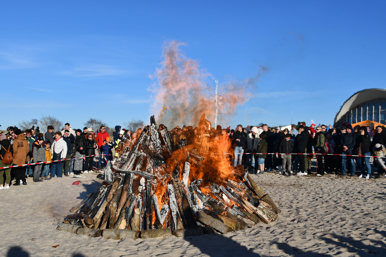 Osterfeuer 2022 am Strand von Warnemünde