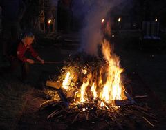 Osterfeuer 3: Gewagte Annäherung