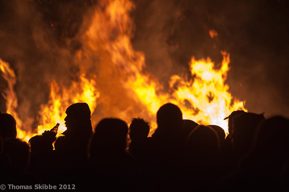 . Osterfeuer .