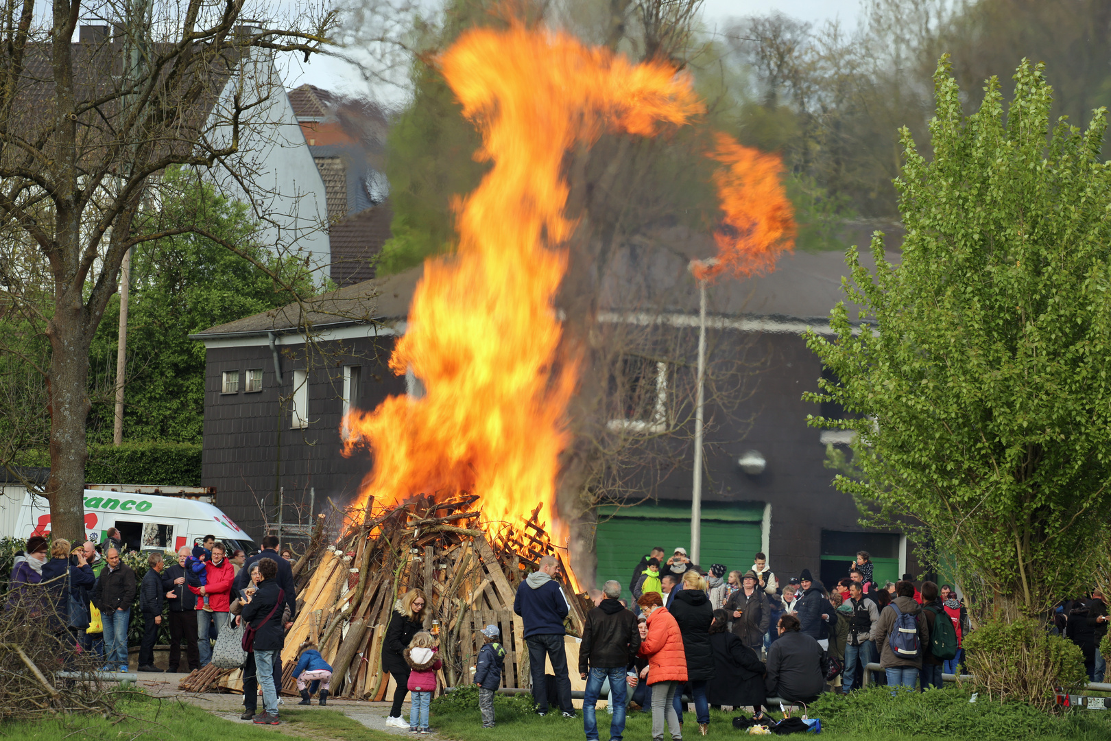 Osterfeuer ... alle Jahre wieder, beliebt gern besucht 