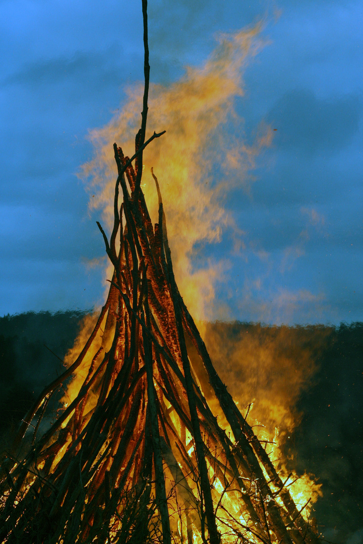 Osterfeuer am Fusse der Dill