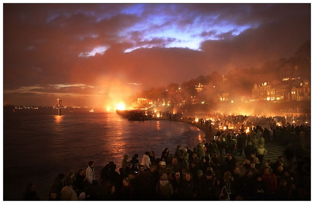 Osterfeuer am Hamburger Elbstrand