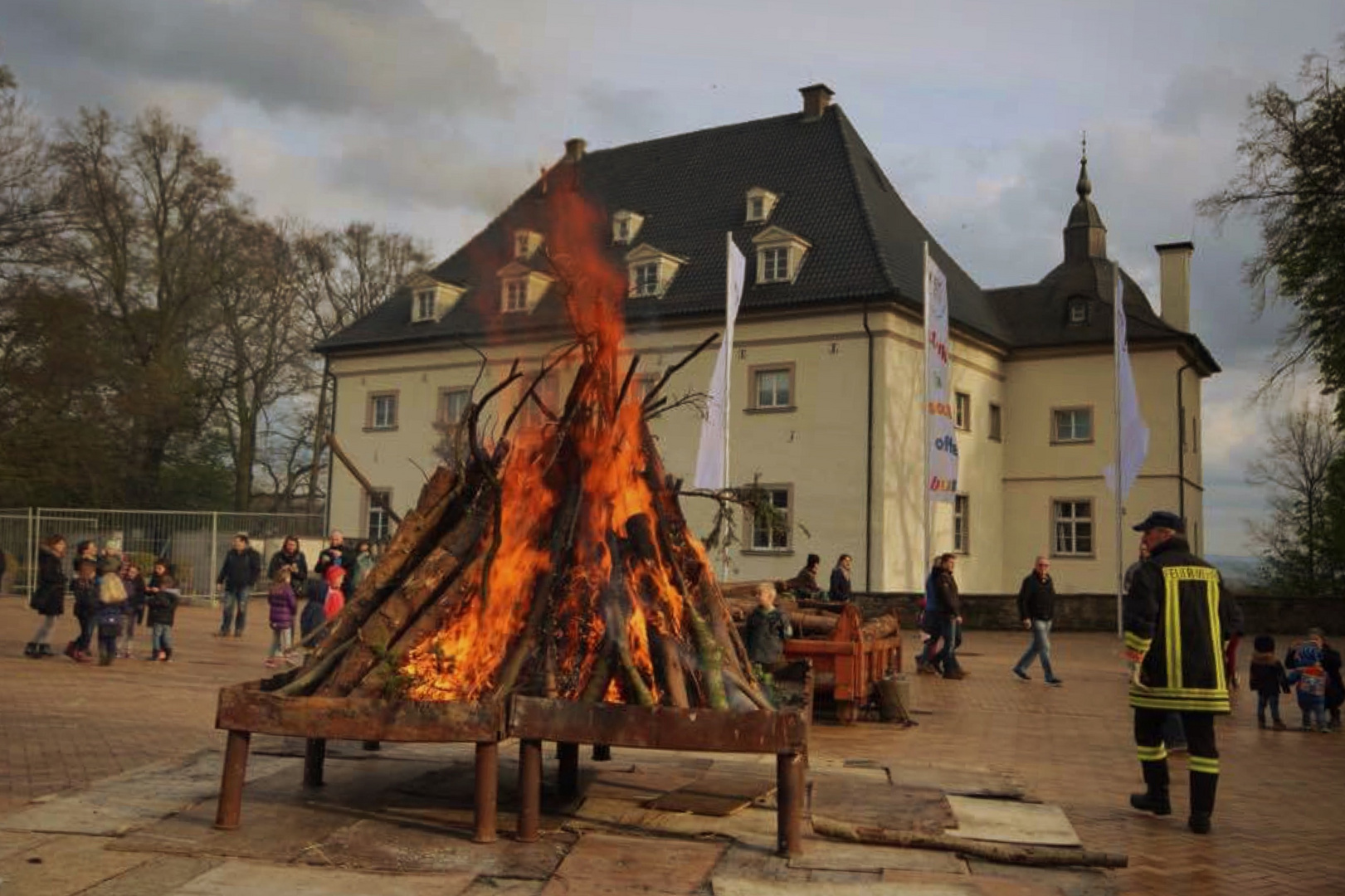 Osterfeuer am Schloß Opherdicke 