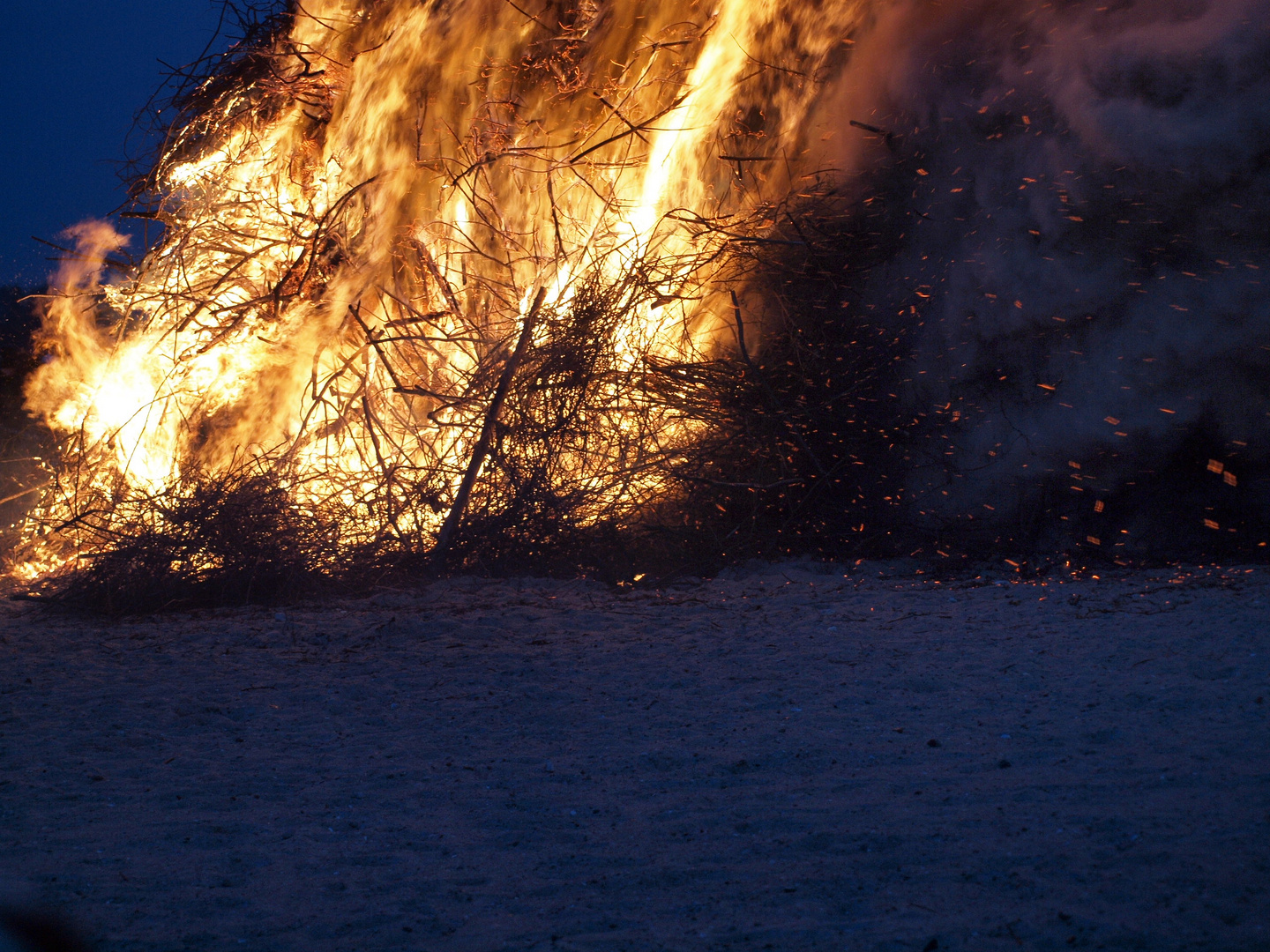 Osterfeuer am Strand