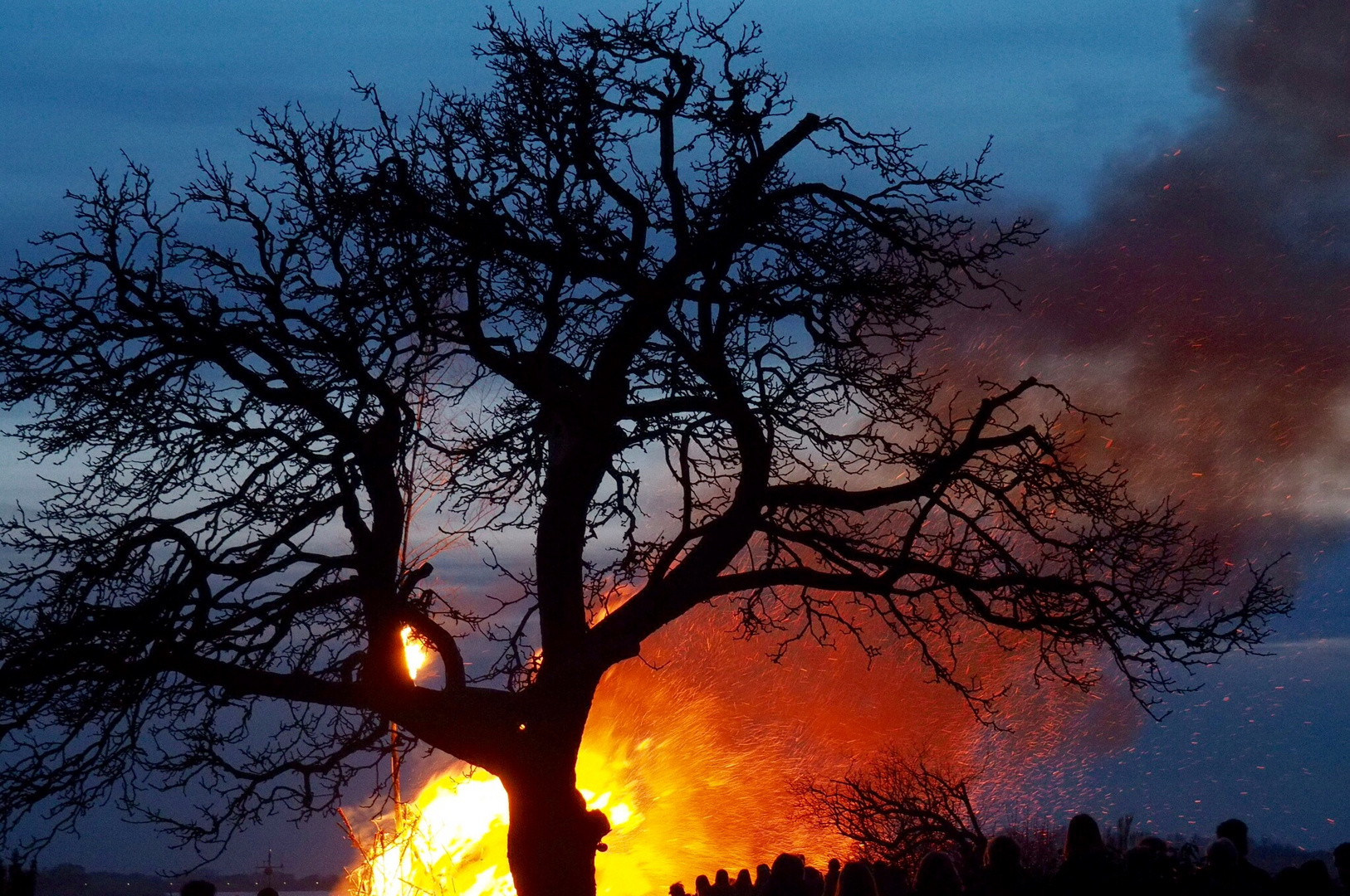 Osterfeuer an der Elbe...zwar sehr windig aber sehr schön....;0)