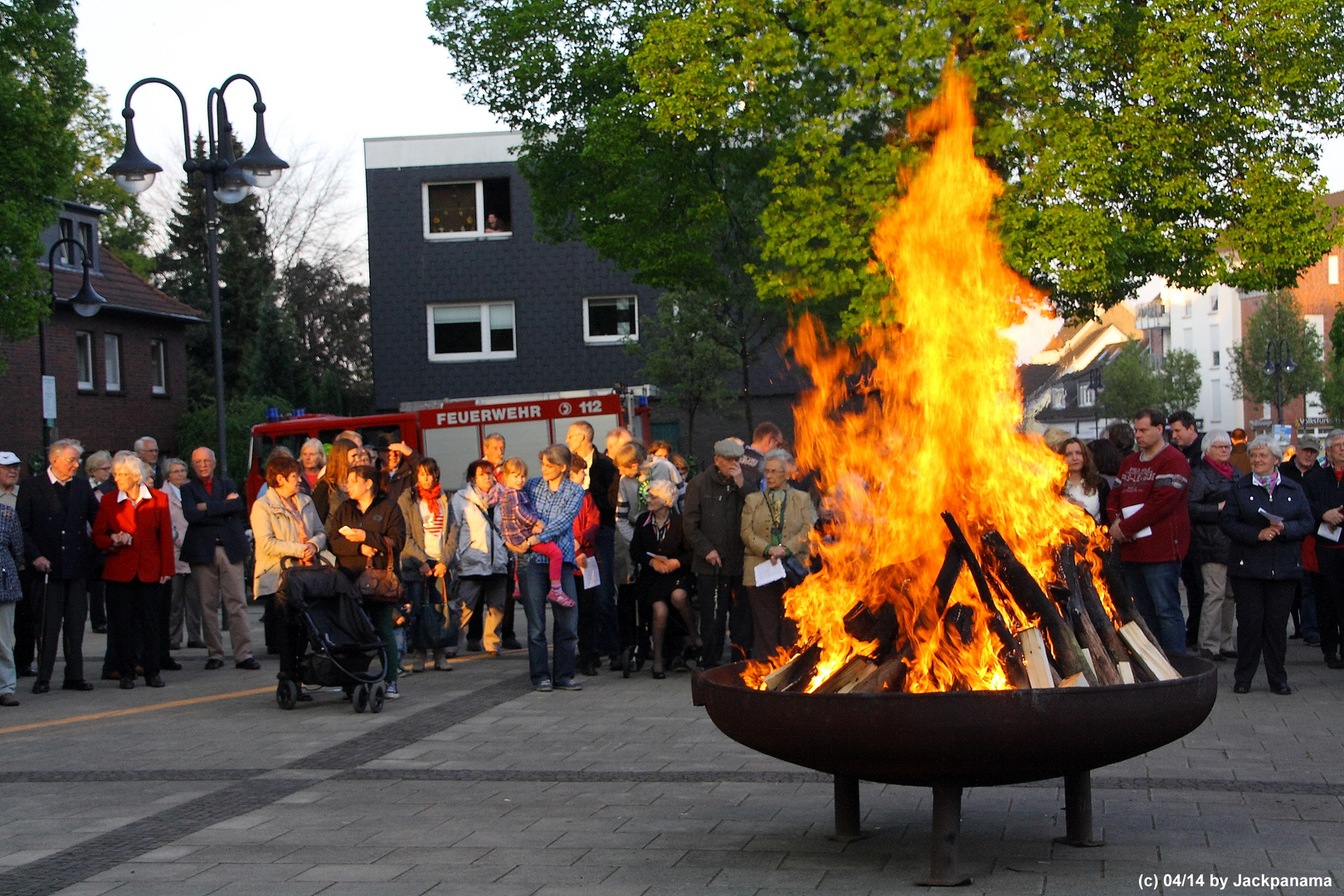 Osterfeuer auf dem Vorplatz vor St. Johannes d.T., Kirchhellen (1)