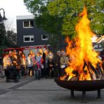 Osterfeuer auf dem Vorplatz vor St. Johannes d.T., Kirchhellen (1)