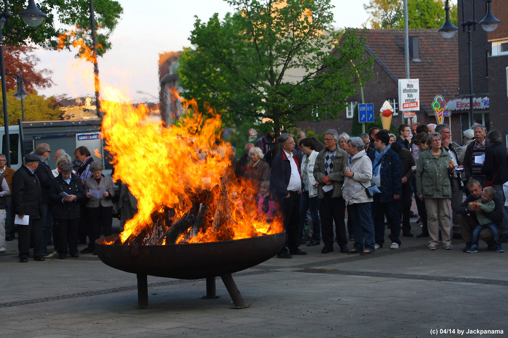 Osterfeuer auf dem Vorplatz vor St. Johannes d.T., Kirchhellen (2)