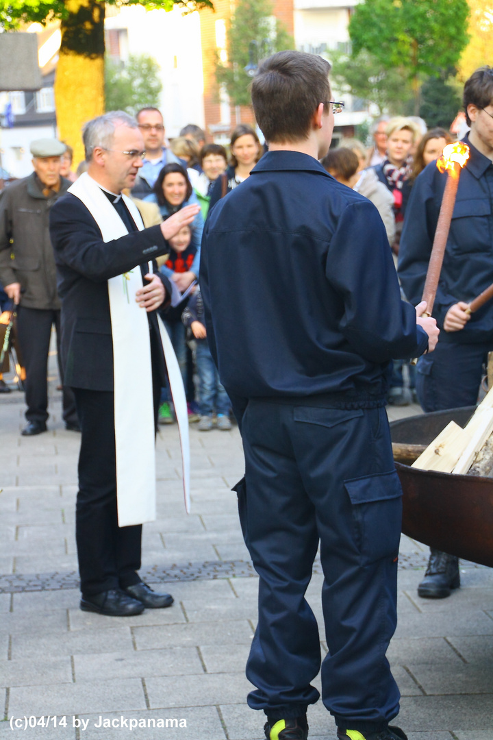 Osterfeuer auf dem Vorplatz vor St. Johannes d.T., Kirchhellen (3)