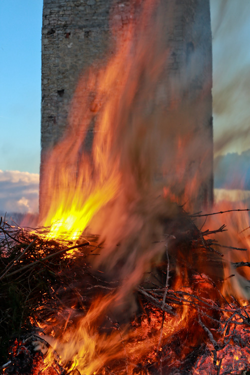 Osterfeuer auf der Burg