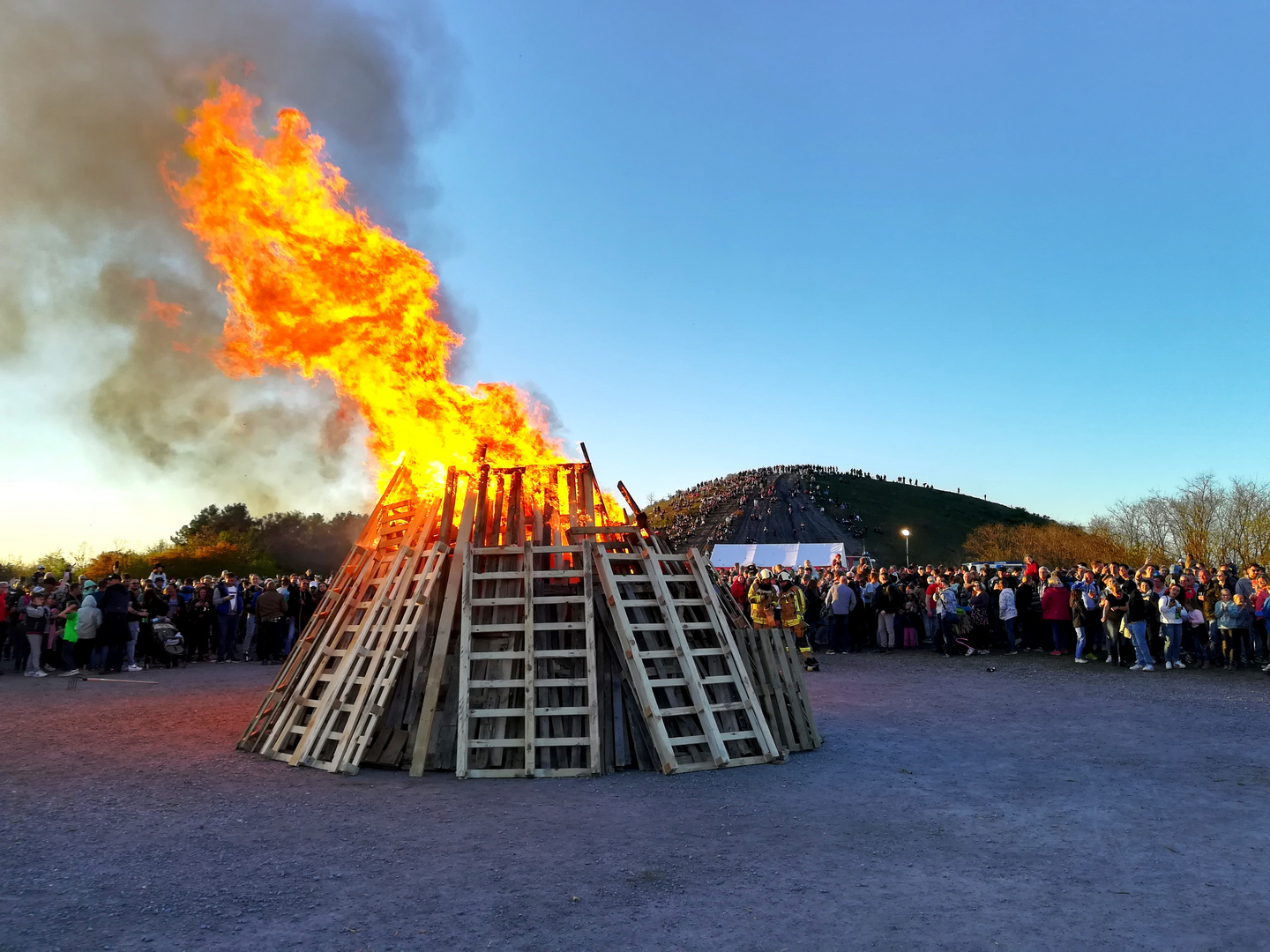 Osterfeuer auf der Halde Haniel 