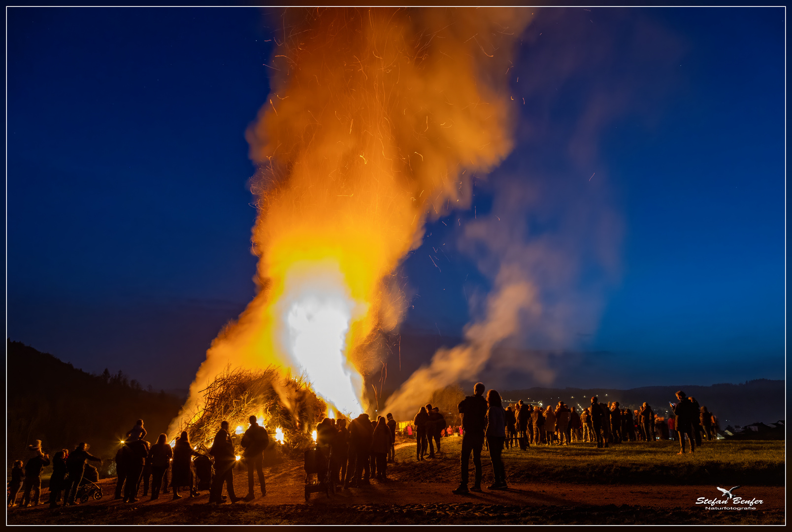 Osterfeuer auf der Lenne (Bad Berleburg)