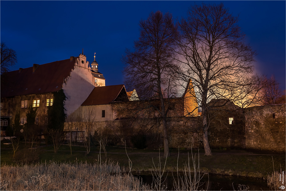 Osterfeuer auf der Wasserburg Egeln