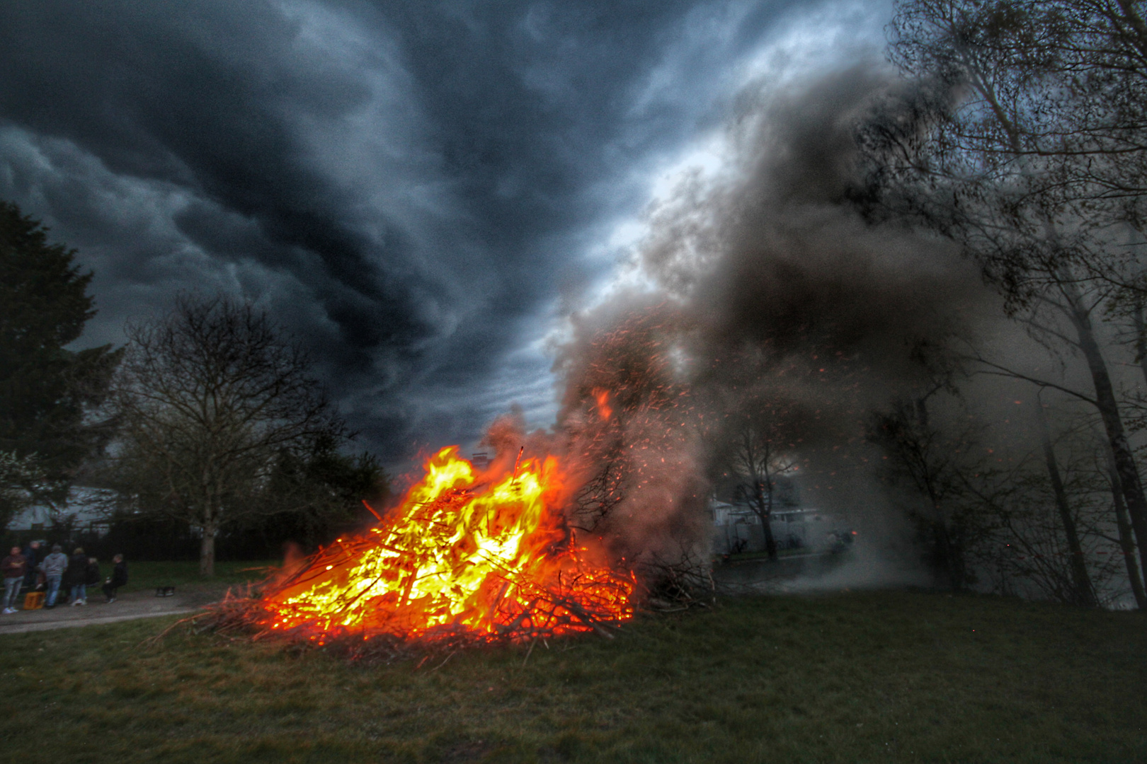 Osterfeuer bei schlechtem  Wetter 