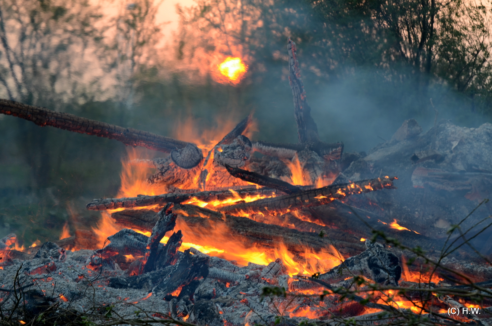 Osterfeuer bei Sonnenuntergang