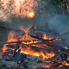 Osterfeuer bei Sonnenuntergang