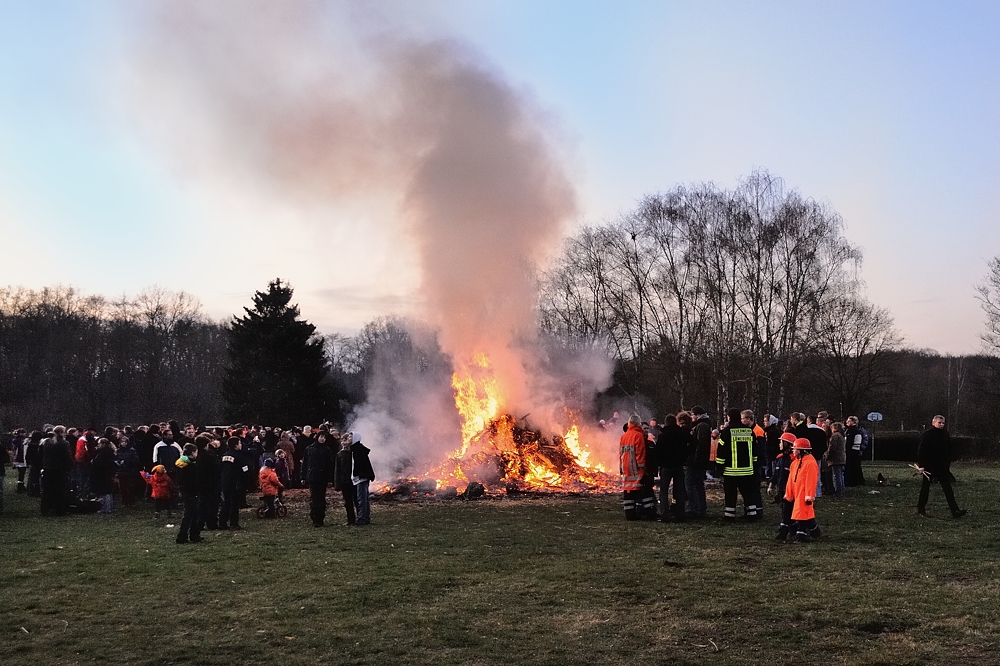 Osterfeuer bei Wintertemperaturen