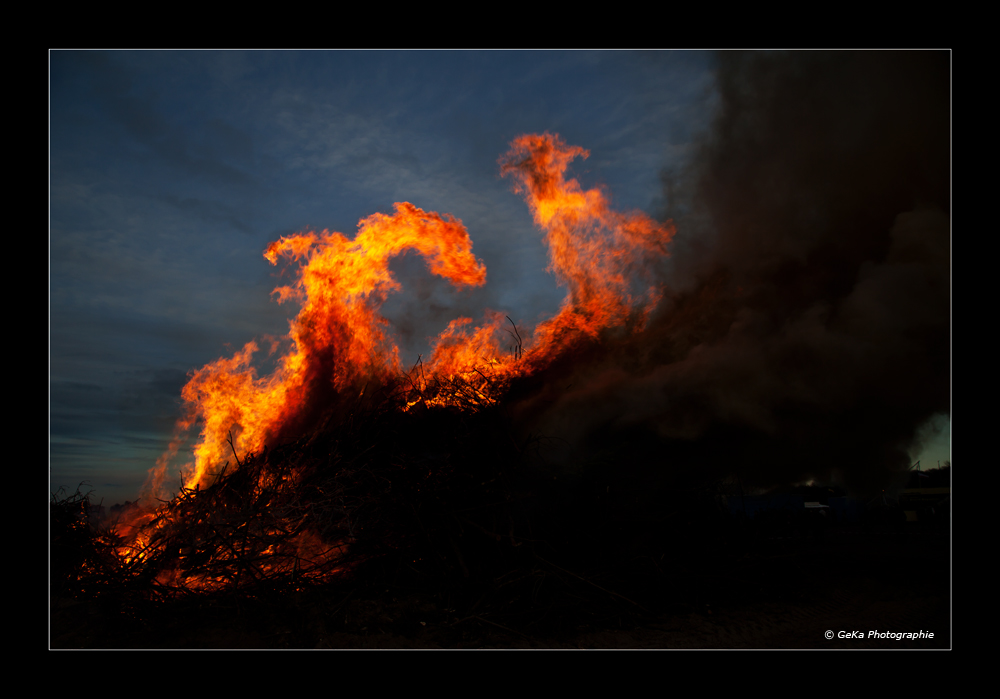 Osterfeuer-Drachenkampf