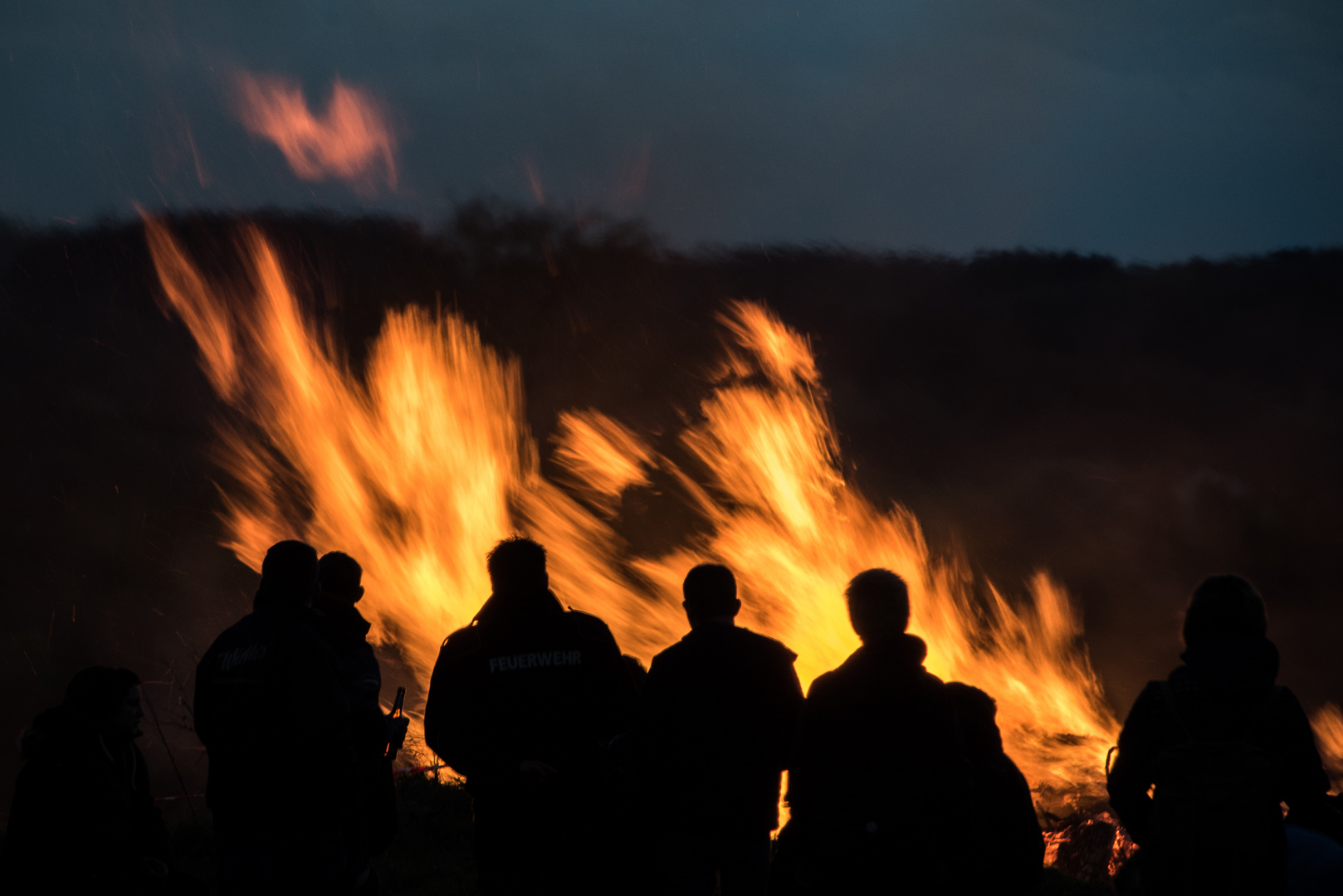 Osterfeuer - es wird dunkel