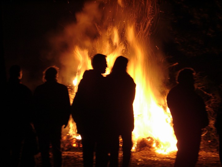 Osterfeuer (gross)