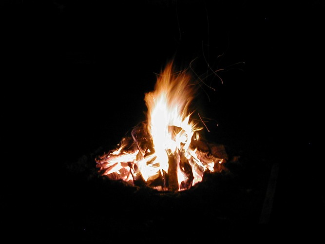 Osterfeuer im Garten